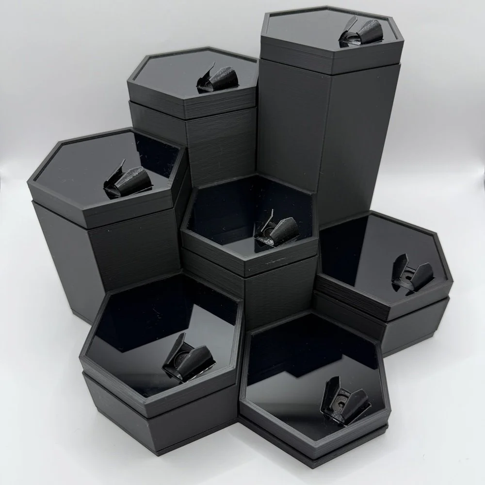 3D Tisk - modulární stojánek na figurky s pohledovou stranou z akrylátu