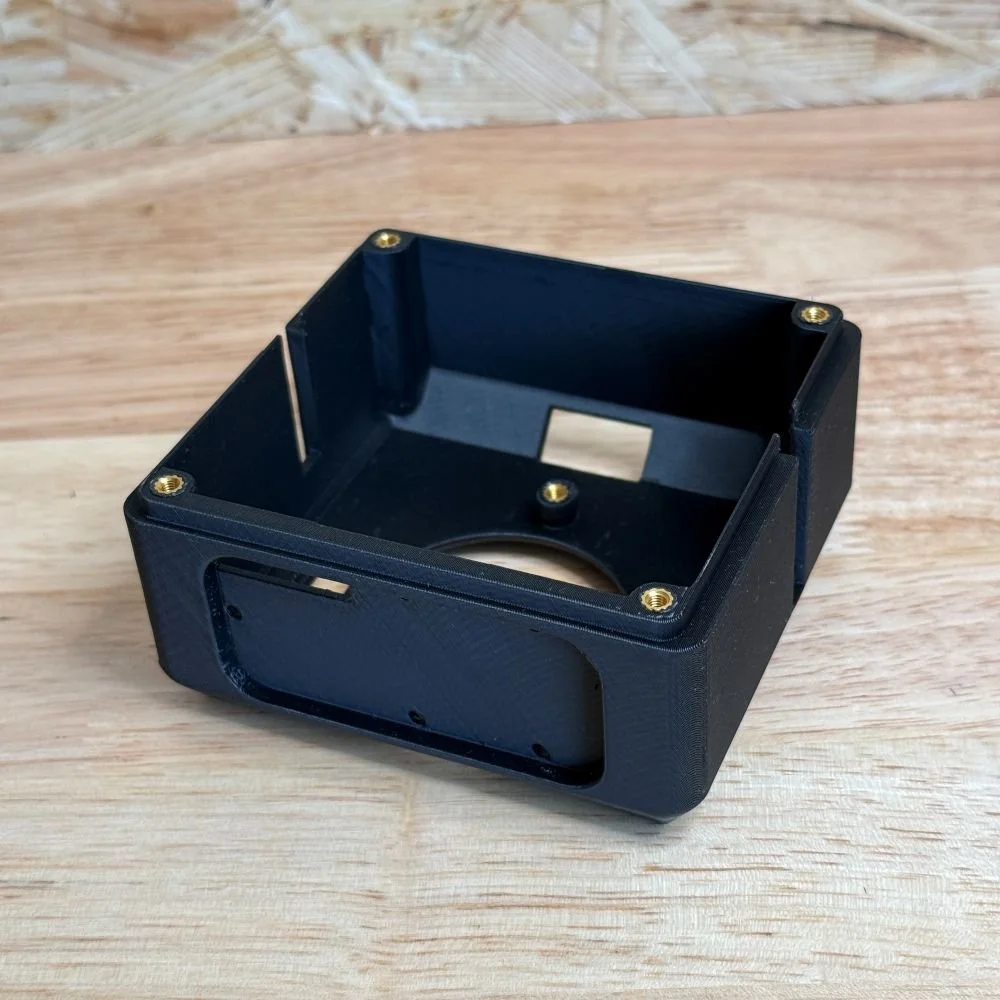 3D Tisk krabička na elektroniku se závitovými vložkami