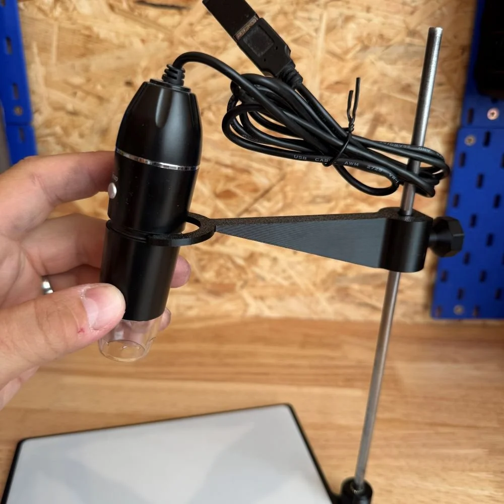 Stojánek na mikroskop na míru - instalace mikroskopu