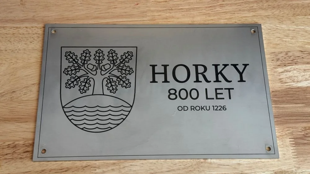 Pamětní plaketa z nerezi s laserovým gravírováním