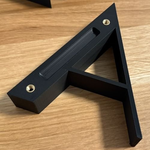3D tisk písmena se závitovými vložkami