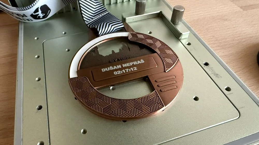 Laserové gravírování - kovová medaile s vygravírovanou časomírou