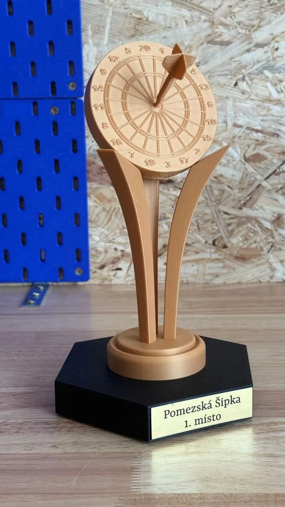 Cenově dostupný pohár pro šipkařský turnaj vyrobený 3D tiskem