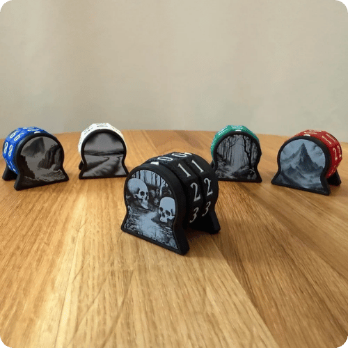 3D Tisk - počítadla životů s gravírovanými logy
