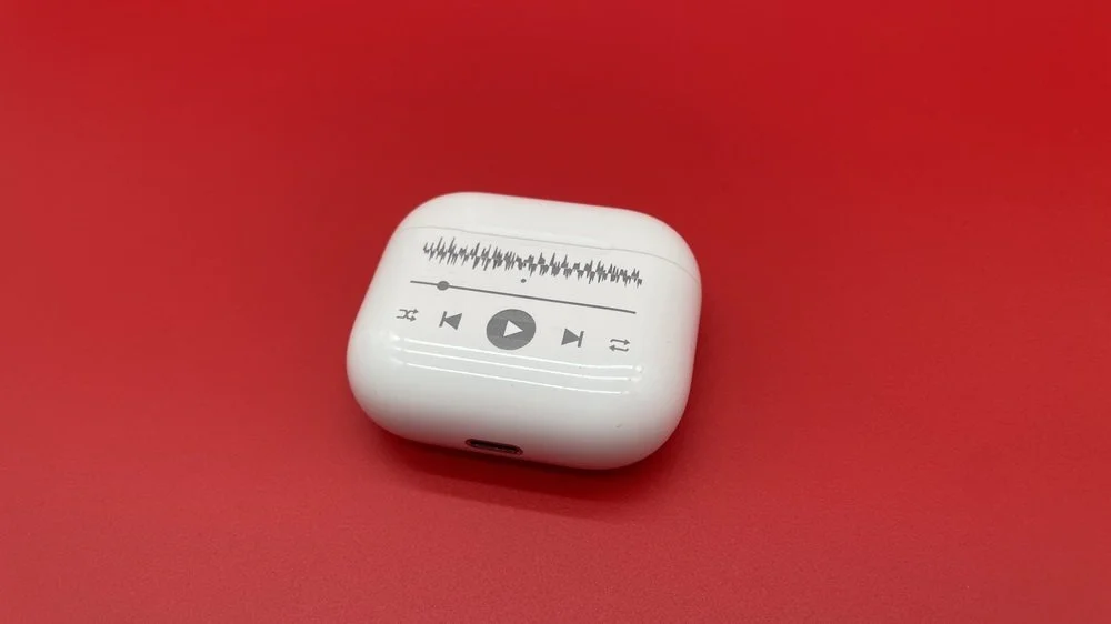 Laserové gravírování - pouzdro na sluchátka s gravírovaným designem