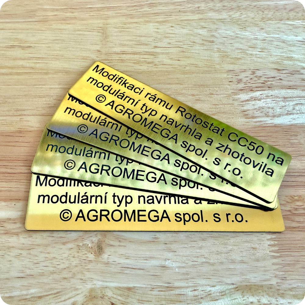 Výrobní štítek pro zemědělský stroj.