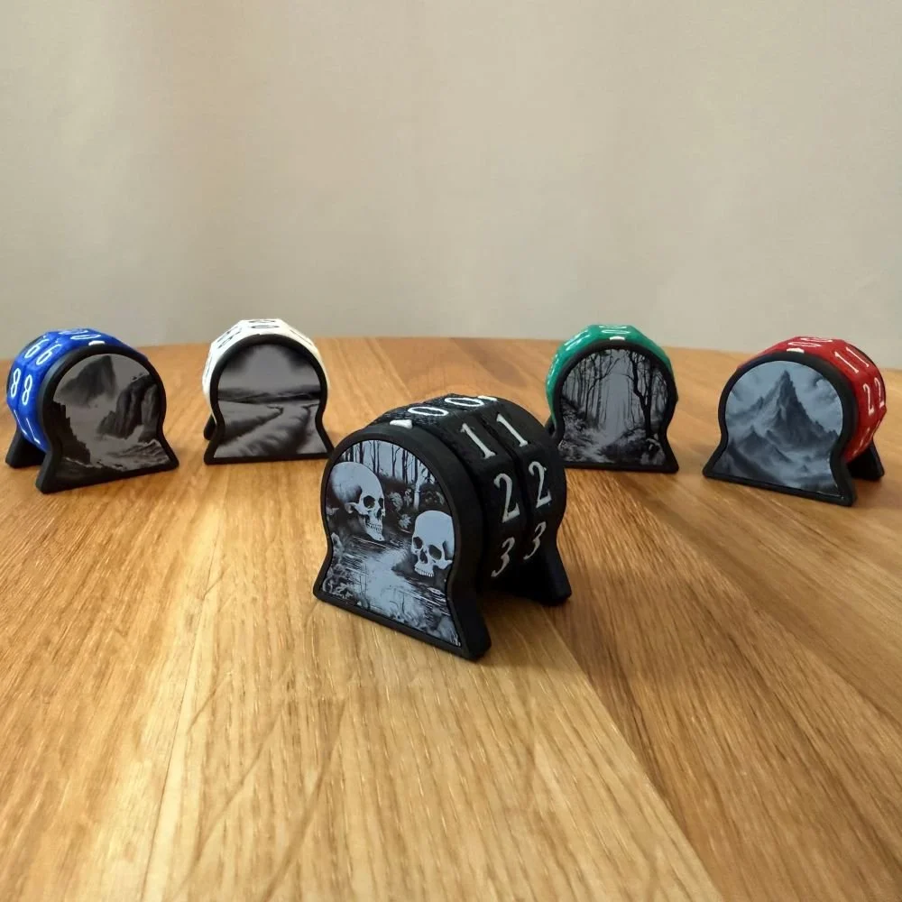 3D tisk počítadlo životů s vygravírovaným designem na bocích