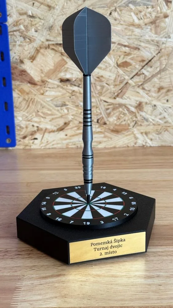 3D Tisk trofeje ve tvaru šipky - stříbro
