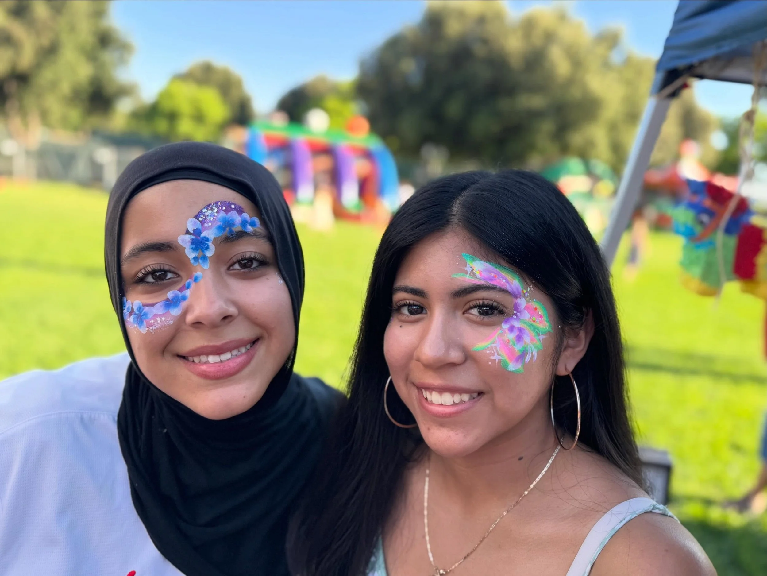 Launched my summer market season at the amazing Celebrate Davis event this weekend! Many thanks to @megamathcalifornia and @davislanguageacademy for sponsoring Face Odyssey face painting and glitter for the Davis community!
Painting these joyful ladi
