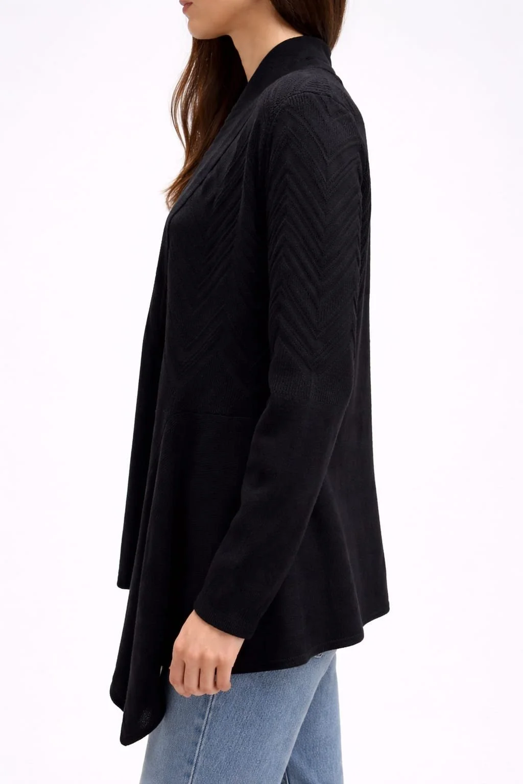 Obsidian Cascade, Schwarzer Strick Cardigan mit Muster, Italian Designers, Seitenansicht.jpeg