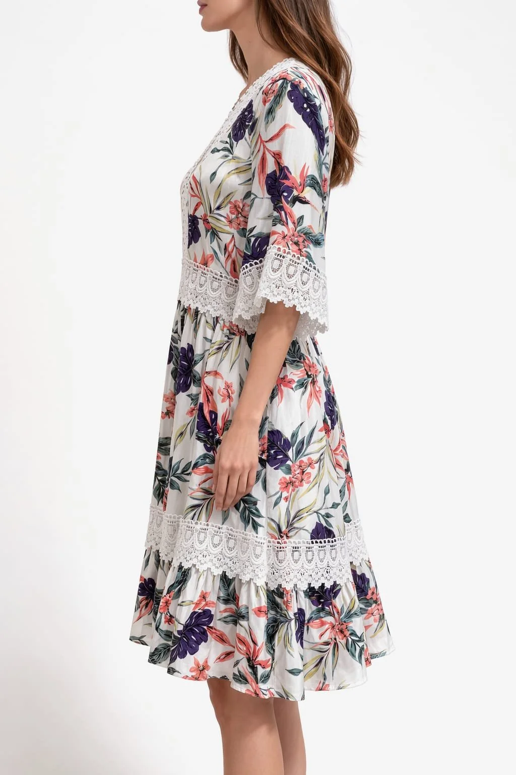 Ivory Botanica, Damenkleid mit Blumen und Spitzen, Seitenansicht.jpeg