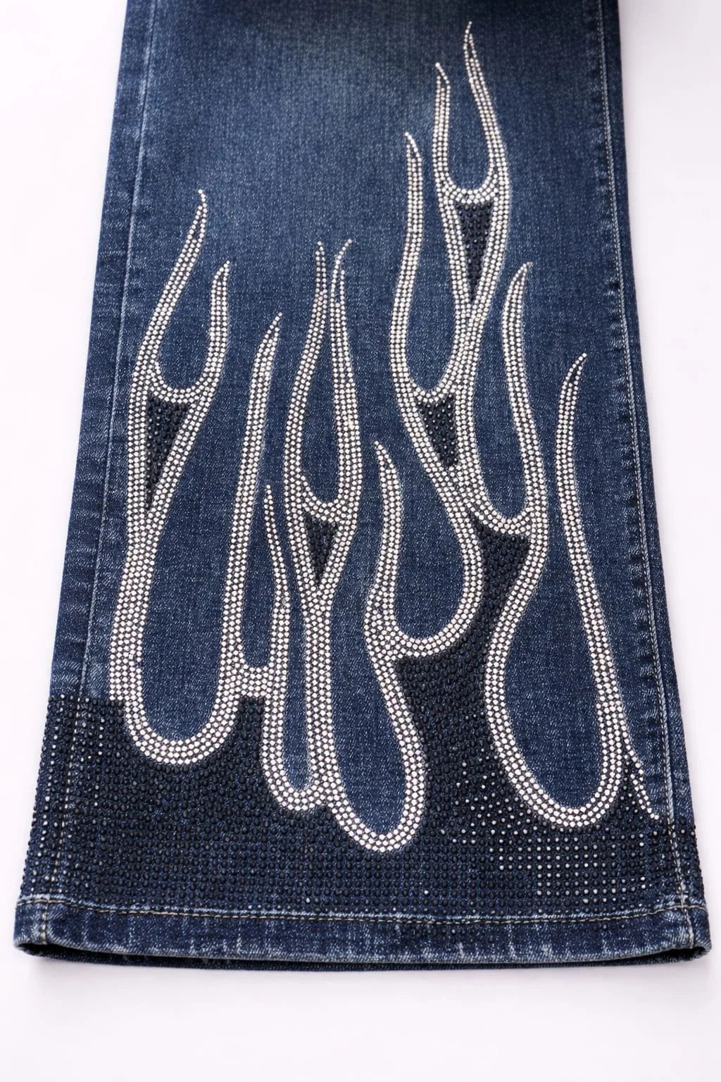 Silver Blaze, Dunkle Denimjeans mit Kunststeinen, Italian Designers, Nahaufnahme.jpeg