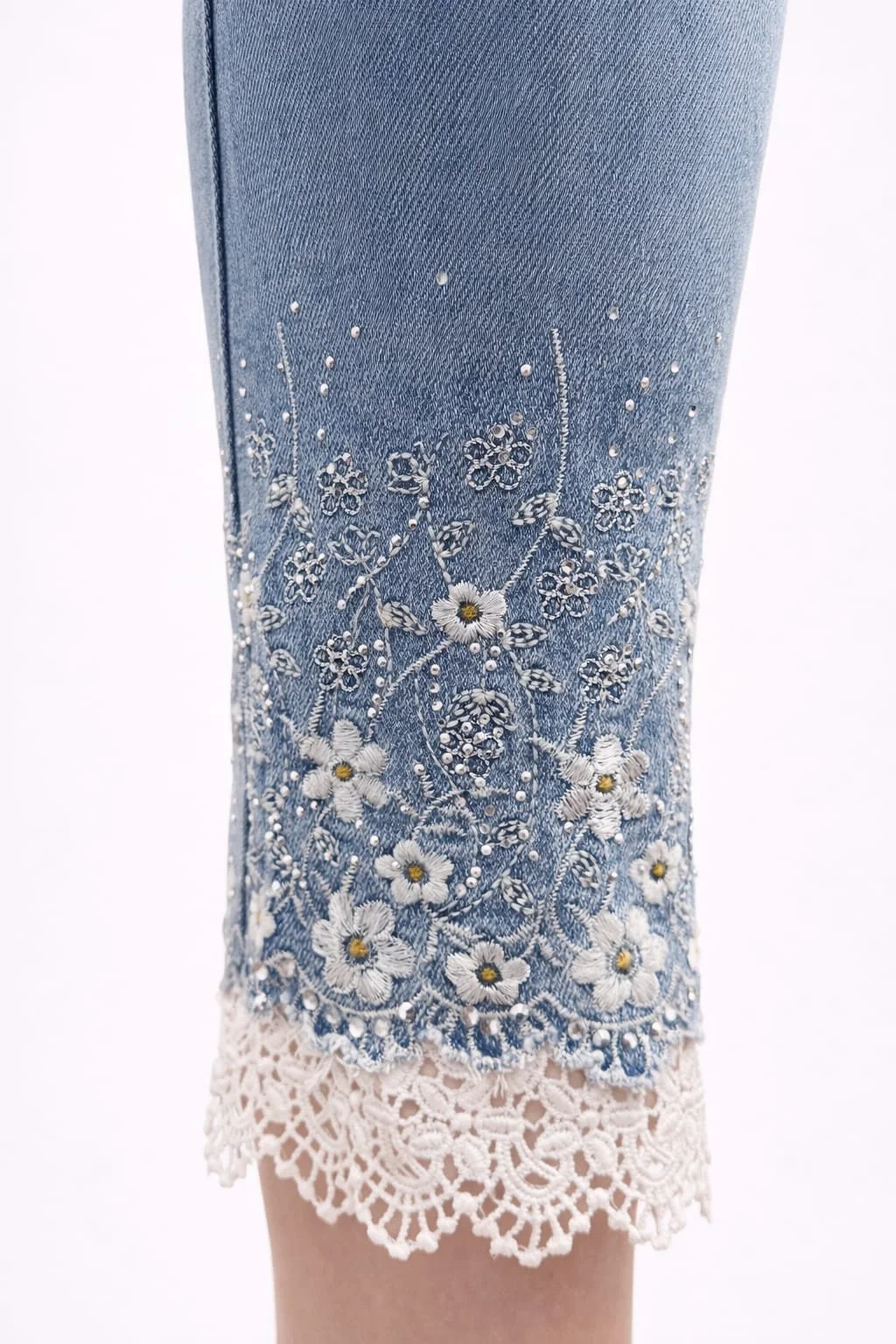 Velour Sky Denim, Damenjeans mit Spitze, Italian Designers, Nahaufnahme.jpeg