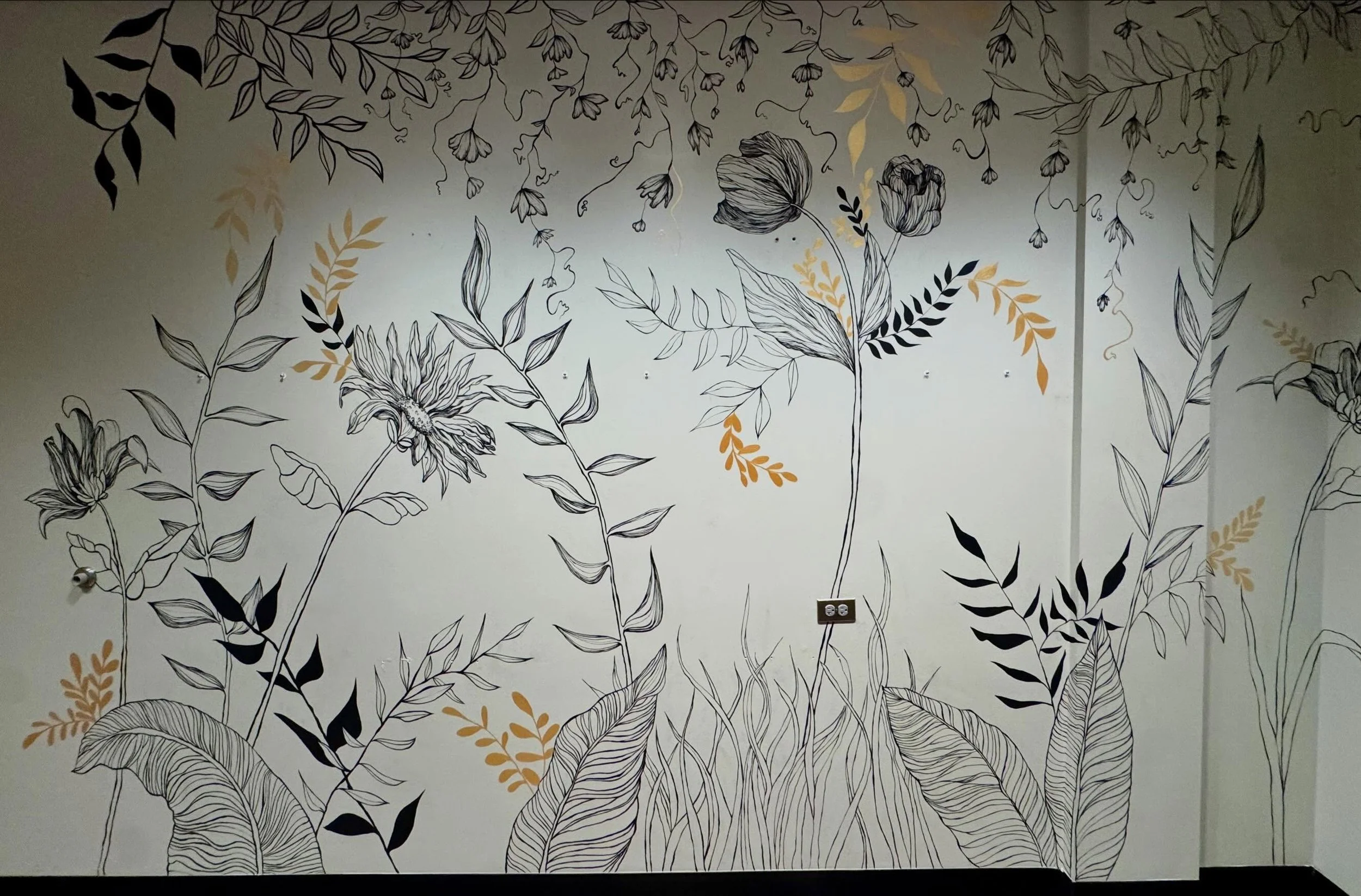 Had some time to edit images from my last mural with some details🤠 

#muralpainting #floralart #muralartist