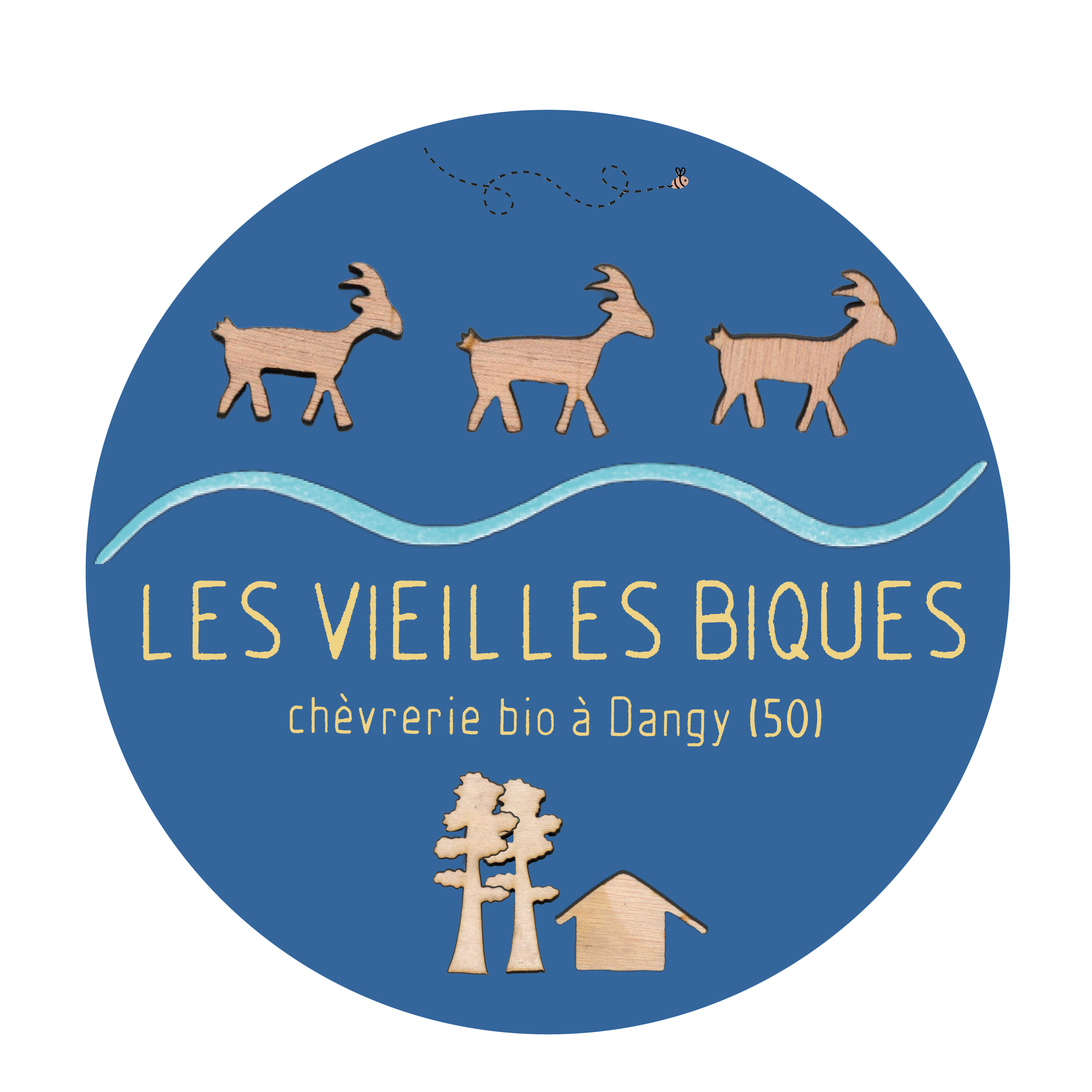 Étiquette de produit bio avec trois chèvres en bois, un cours d'eau stylisé, les mots "Les Vieilles Biques chèvrerie bio à Dangy (50)", deux sequoias et une petite maison en bois.