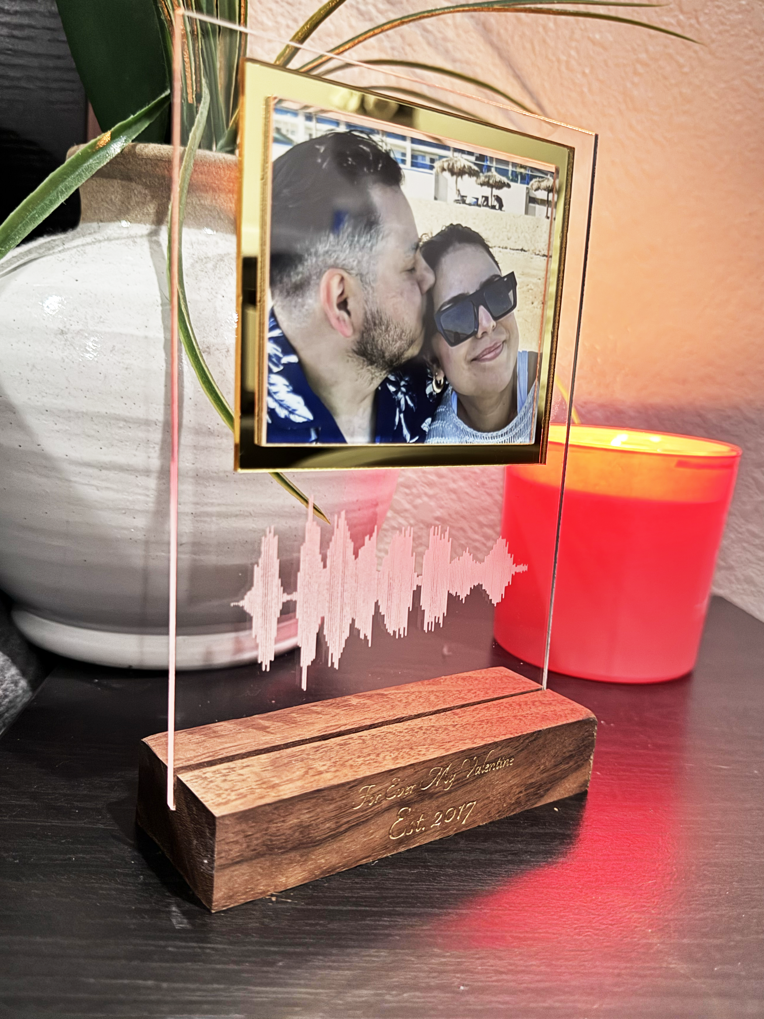 The Soundwave Memory Frame + Metal QR Key