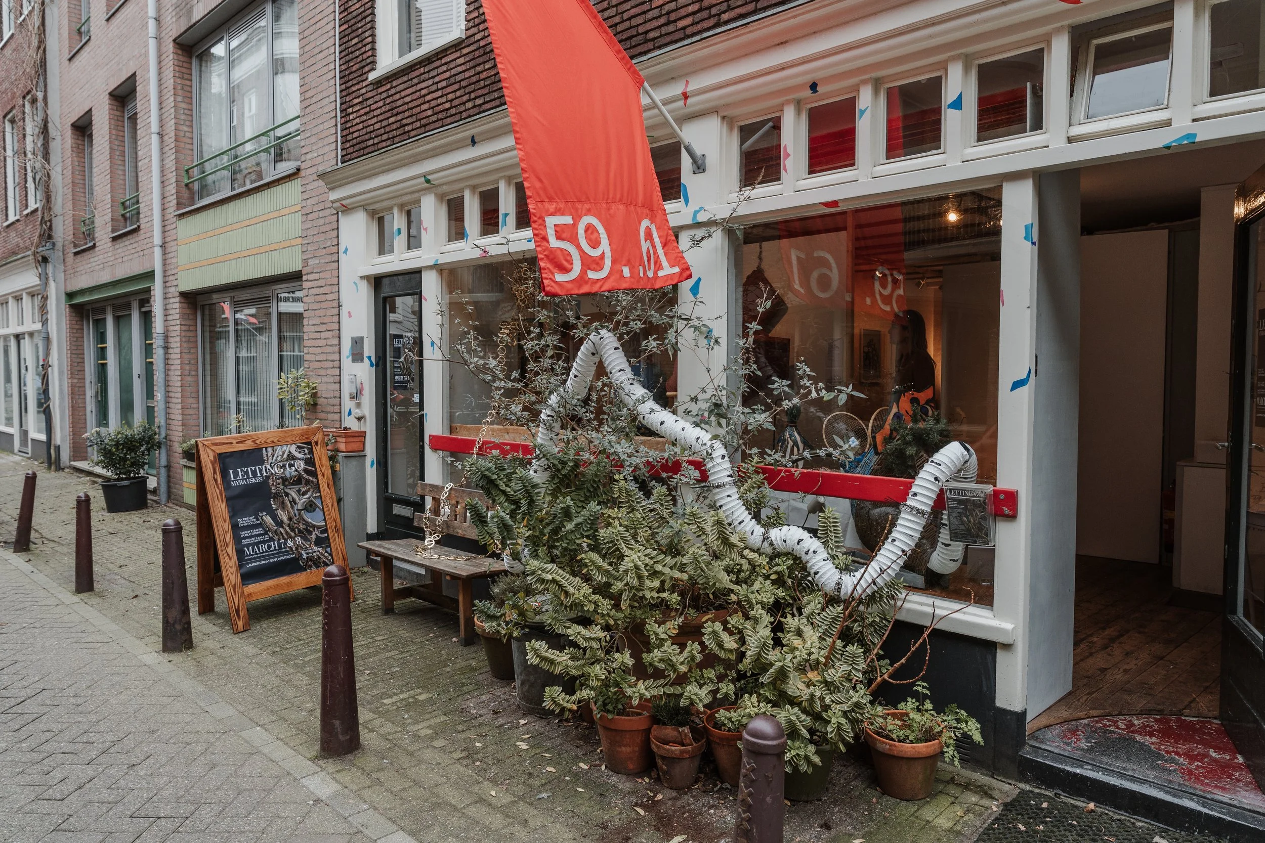 Solo graduation exhibition 'Letting Go: Traces of What We Keep' took place on March 7 & 8 in Amsterdam.

In collaboration with poet Yvonne van Hest - Yzinnig.nl and photography by Bodil de Jong - Bodildejong.nl