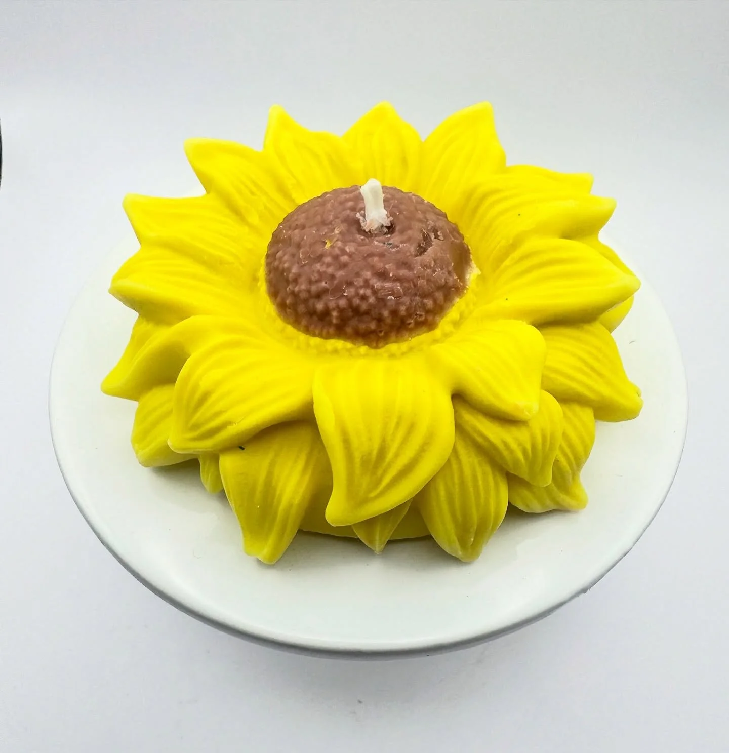Florals for spring? Groundbreaking 🌻

#devilwearsprada #floralcandles #sunflowercandle #floralfavors #favors