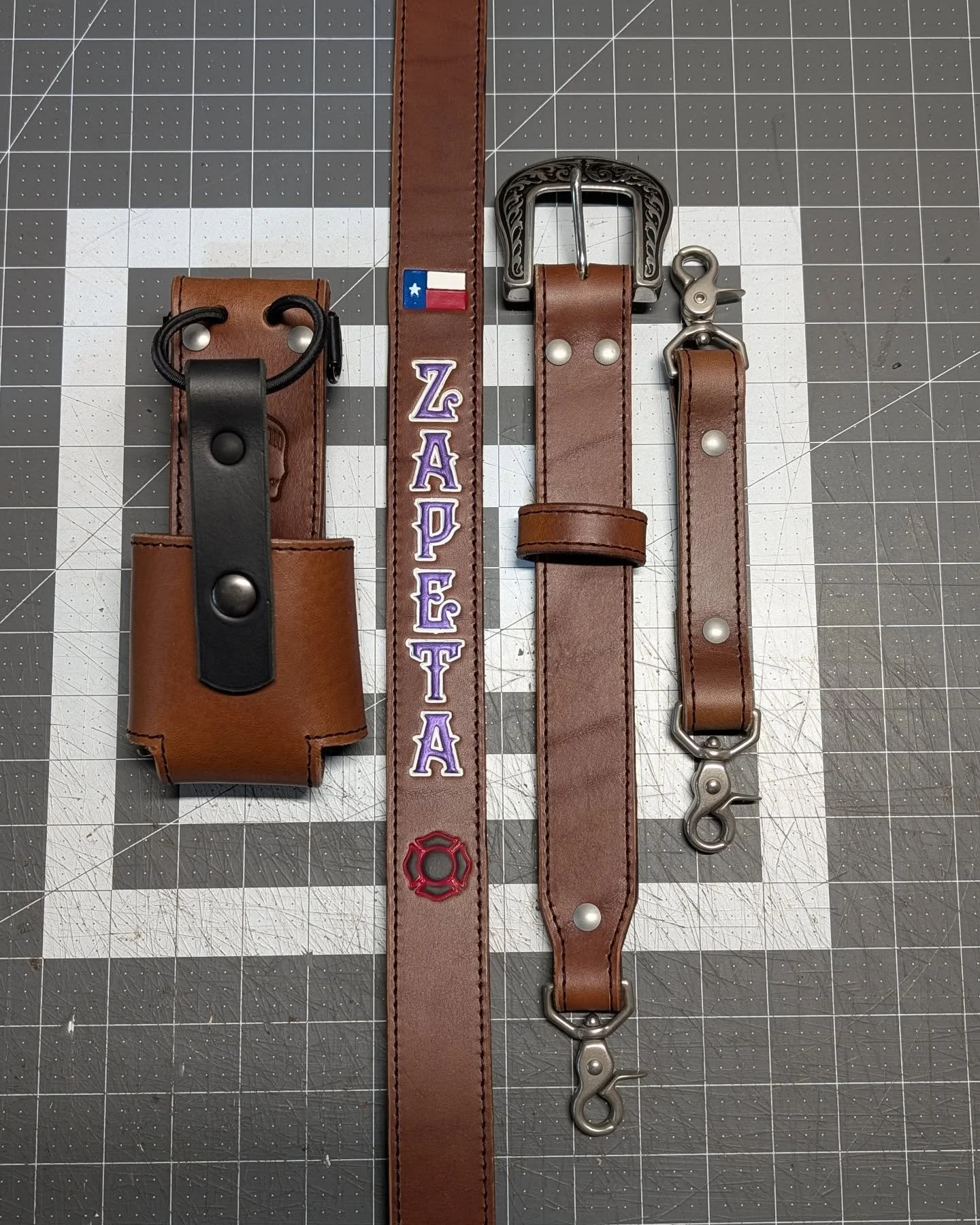 Got to build a cool piece for a Day One TruckOn supporter! 
2025 is going to be a good year, can't wait to see what it brings! 

----Project Info----
Leather color: Medium Brown
Stitching: Black
Hardware: Silver
Stamps: Texas Flag, Maltese Open, Jawb