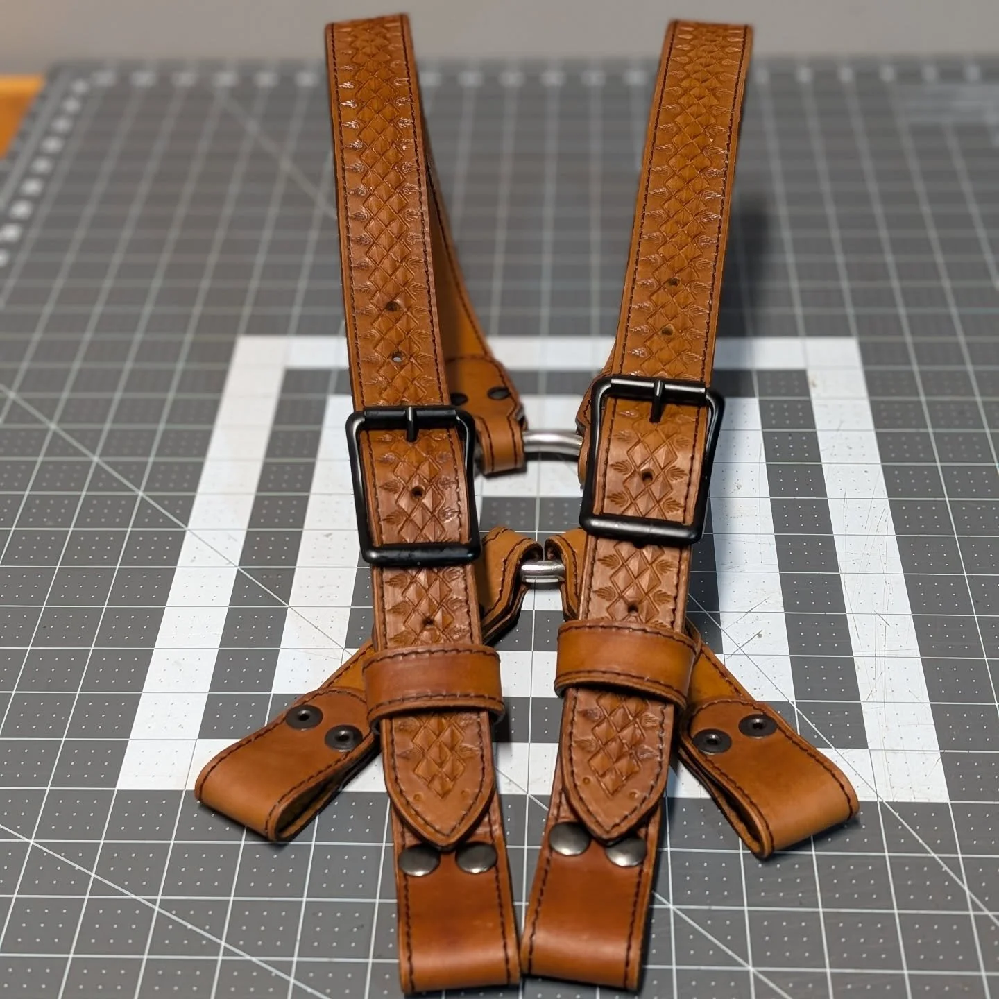 A clean set of Tooled Suspenders are off the bench and in the field! 

A hand tooled diamond pattern onto 2 layers of Full Grain leather, built to last!

----Project Info----

Leather color: Light Brown

Stitching:&nbsp;Black

Hardware:&nbsp;Black

S
