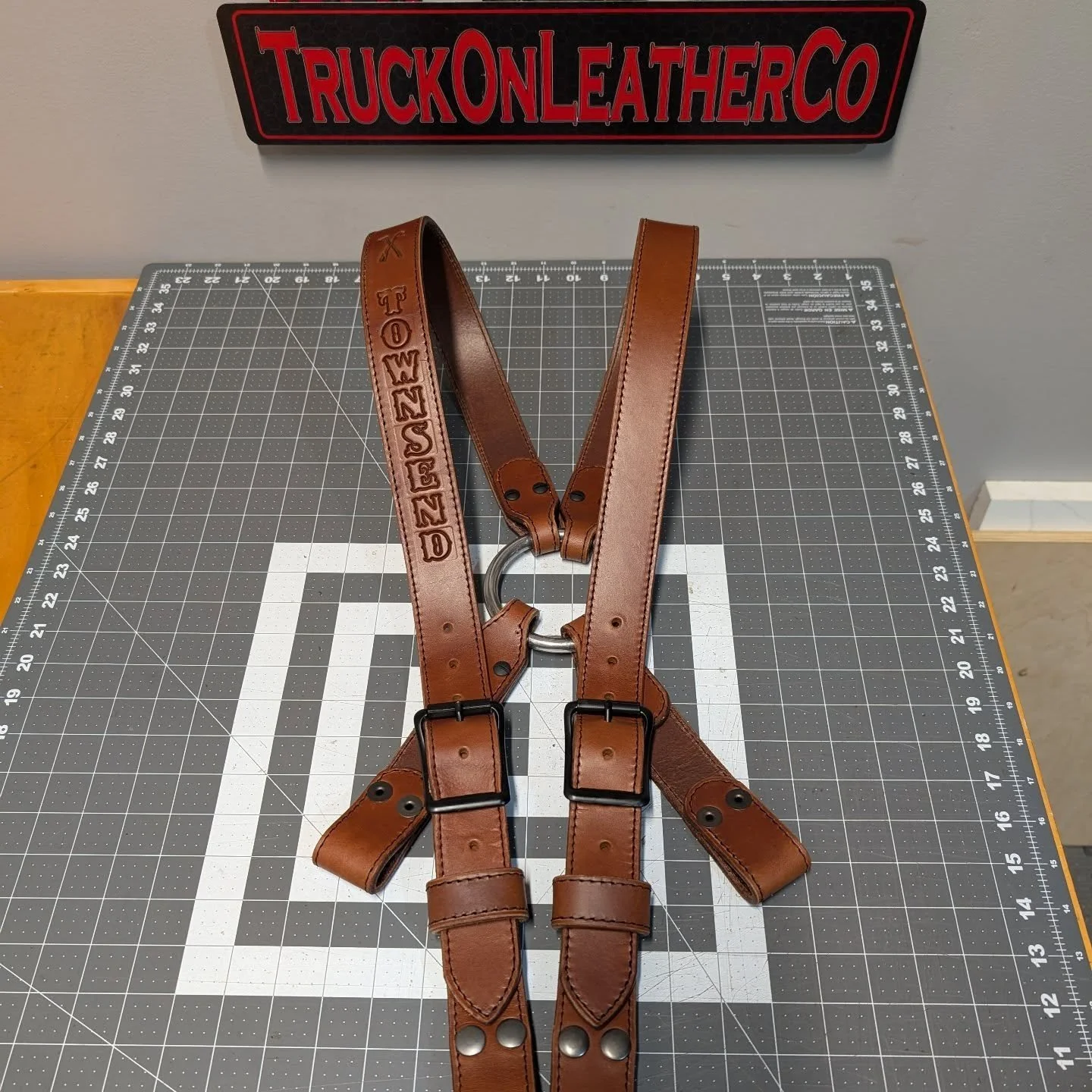 Time to start sharing again! 

A simple set of brown suspenders with black accents ready for some work! 

----Project Info----
Leather color: Medium Brown
Stitching: Black
Hardware: Black
.
.
.
#TruckOn #Jawbtown #radiostrap #glovestrap #leathersmith