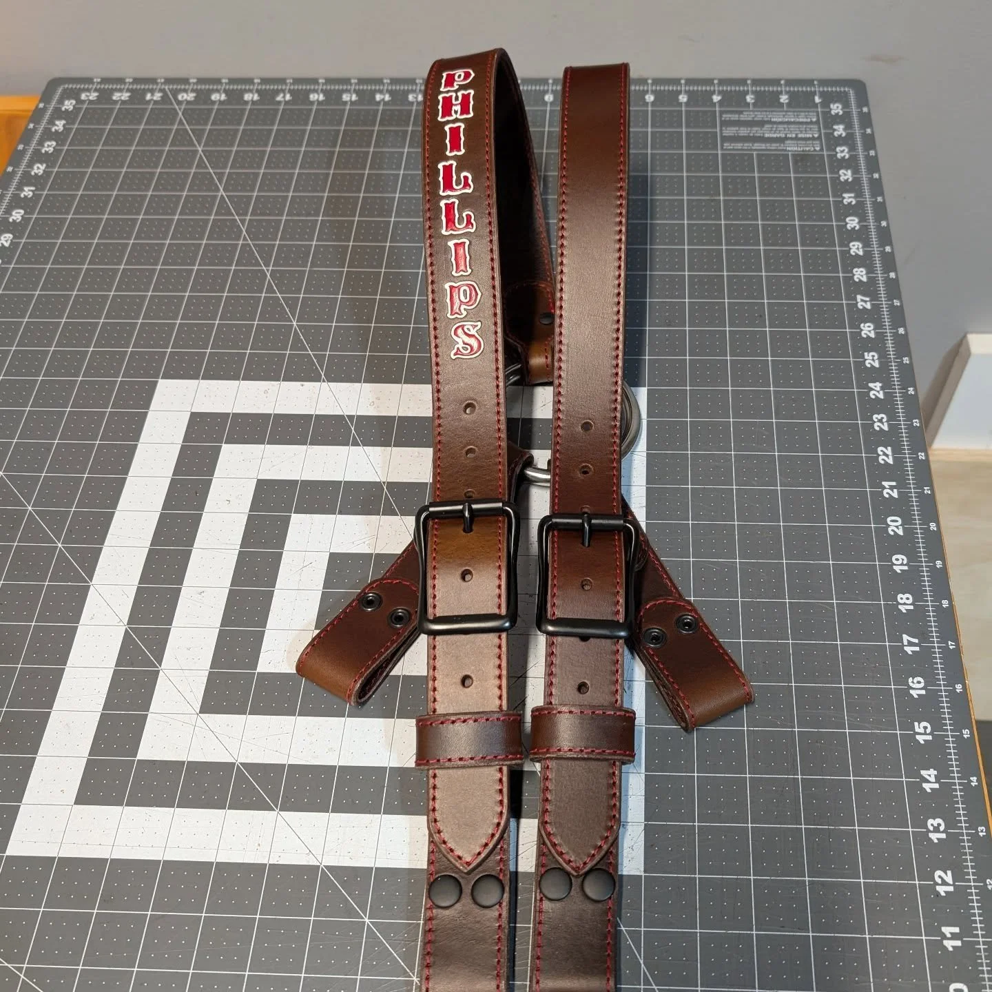 A clean set of Suspenders sent out of the shop, ready for some work! 

----Project Info----

Leather color: Medium Brown

Stitching:&nbsp;Red

Hardware:&nbsp;Black

.

.

.

#TruckOn #Jawbtown #radiostrap #glovestrap #leathersmith fireleather suspend