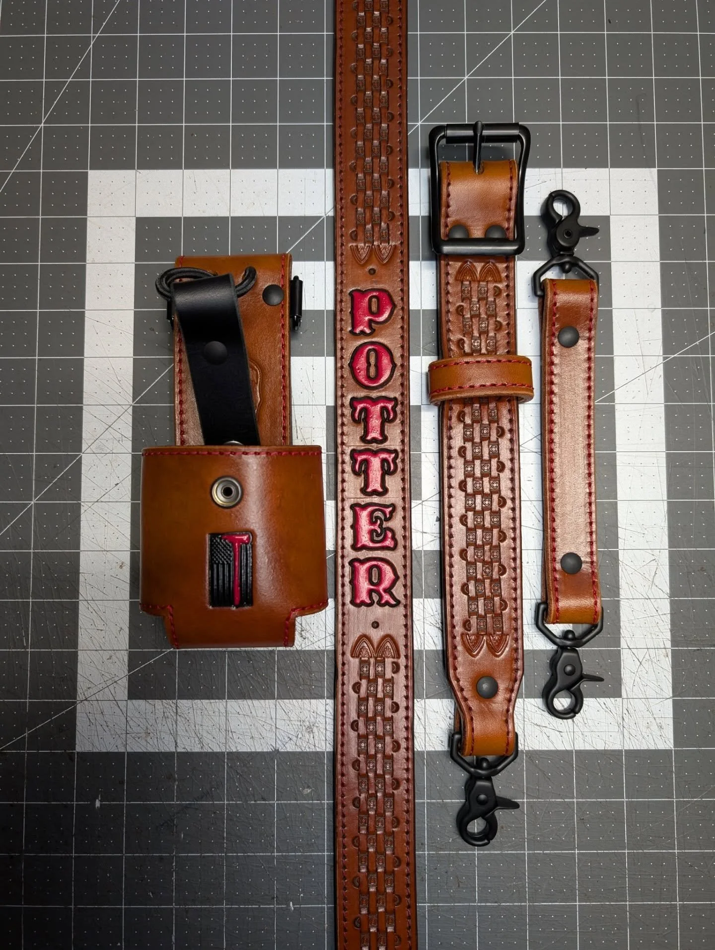 Maltese Basket Weave radio strap ready for some work! 

----Project Info----

Leather color: Light Brown

Stitching:&nbsp;Red

Hardware:&nbsp;Black

Stamps: Maltese Basket Weave

.

.

.

#TruckOn #Jawbtown #radiostrap #glovestrap #leathersmith #fire