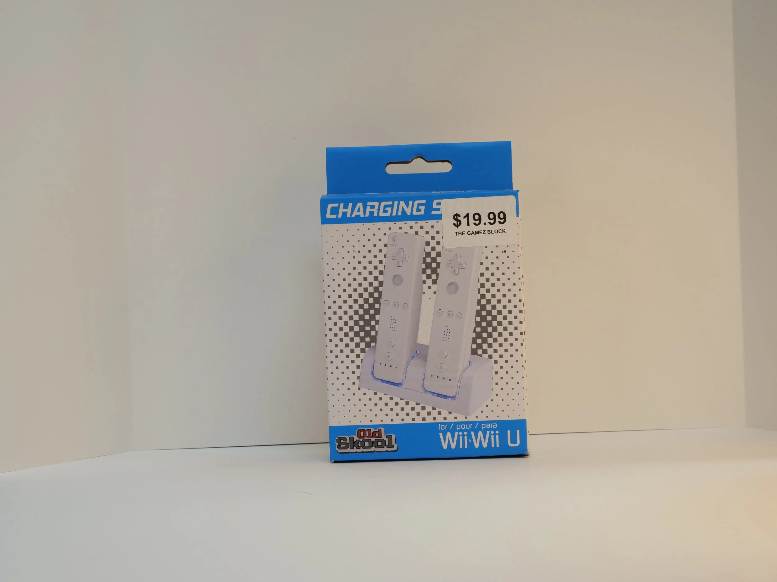 Old Skool Wii Dual Charging Station w/ 2 Rechargeable Batteries - NIB