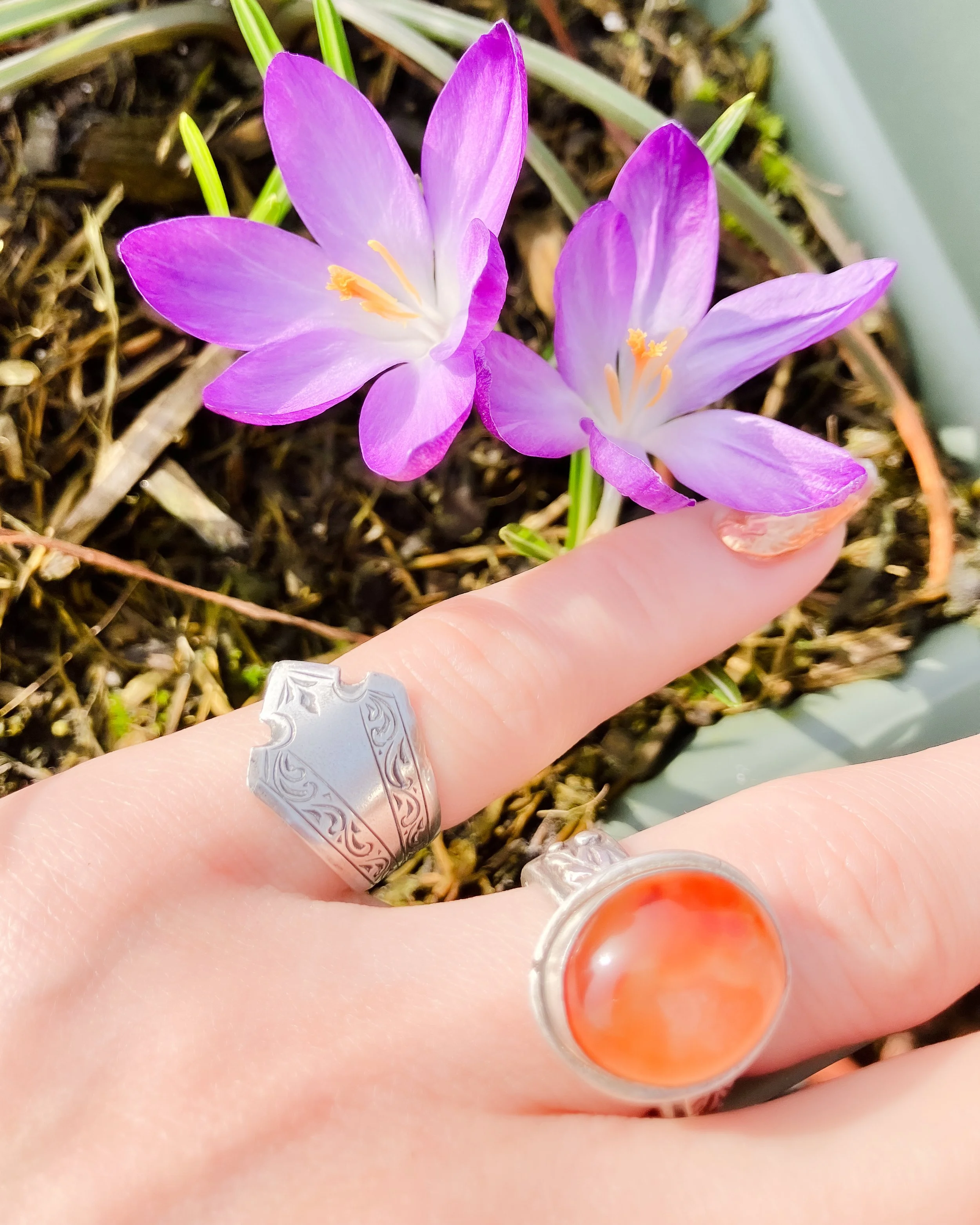 Vintage Dutch 925 sterling silver spoon rings with shield crest and scrolling engraving, handmade by Moonlit Manor Netherlands