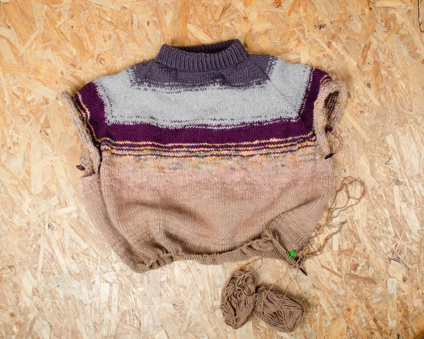 On the needles: step by step sweater by @handmade_by_florence ! Perfect for beginner knitters. This is my second one 🌝.