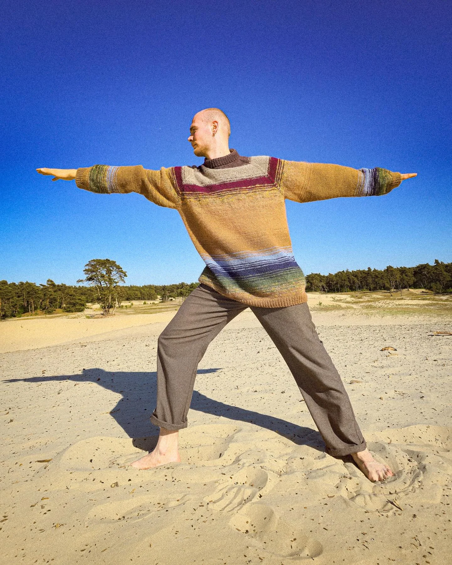 He is such a colourful person so I knitted him this sweater / jumper 🥰. It was a whole puzzle to use up scraps and to create this beautiful gradient. Especially at the arms it was a gamble whether I would have enough left. This is my most accomplish