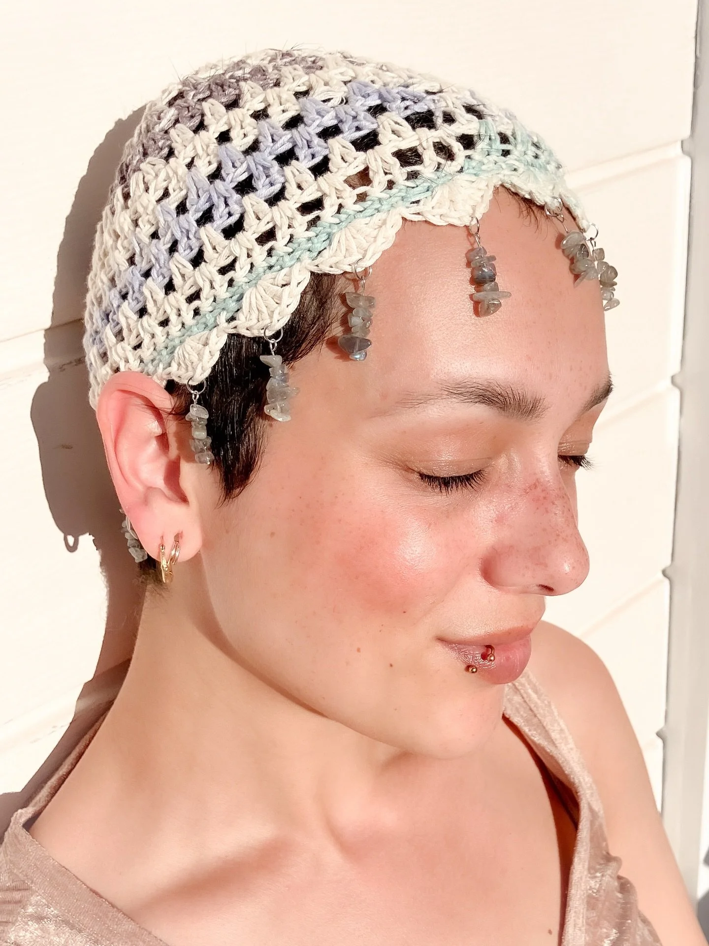 Almost ready for the first market :). I made a few of these twenties inspired caps with beads. Would you choose labradorite, fresh water pearls or picasso jaspis? The first two are 100% cotton and the green one is 50% silk and 50% cotton. 

After the