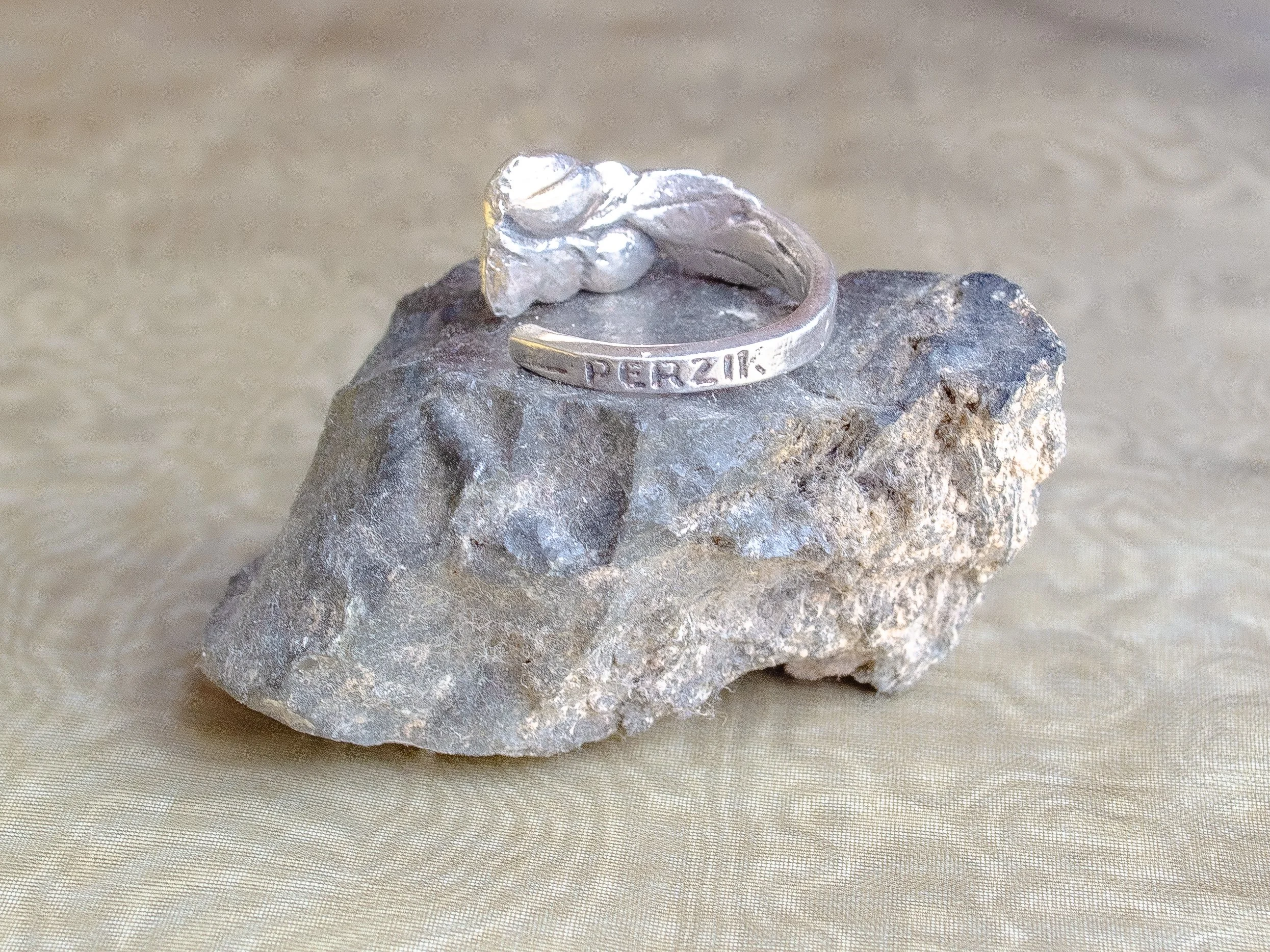 Rare solid silver Douwe Egberts fruit spoon ring by Hooijkaas Schoonhoven, fruit motif with leaves, "PERZIK" engraved on band, handmade by Moonlit Manor Netherlands