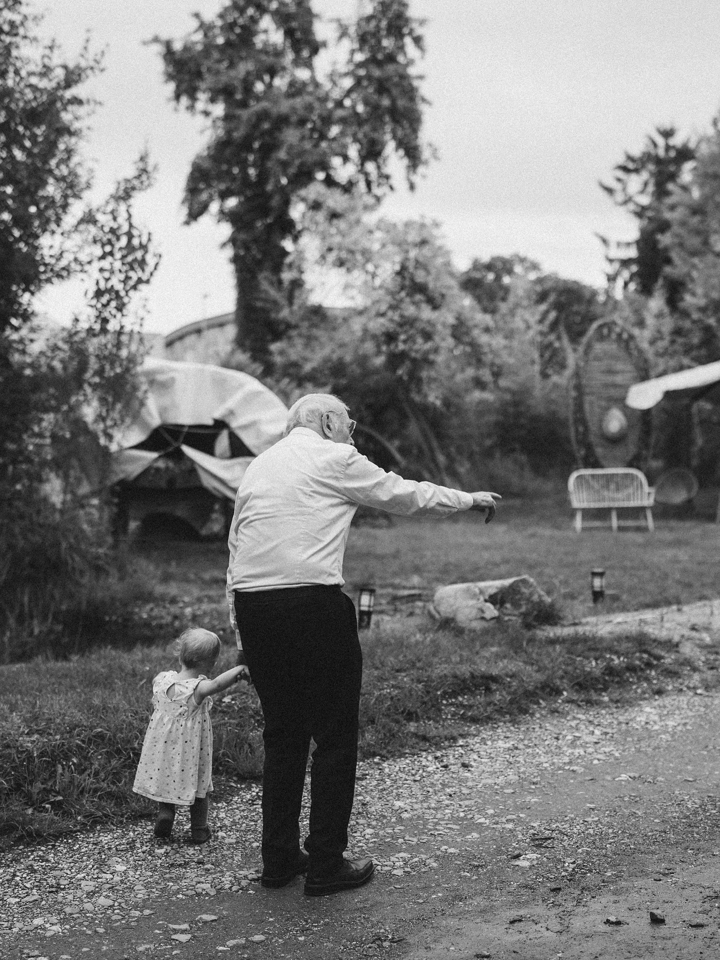 Der j&uuml;ngste und der &auml;lteste Gast auf der Hochzeit von Franzi und Andi. 

#lookslikefilmwedding  #alternativewedding  #realweddings #instabride  #momentsovermountains #instabraut  #cgn #modernbrides #leica #leicacamerade