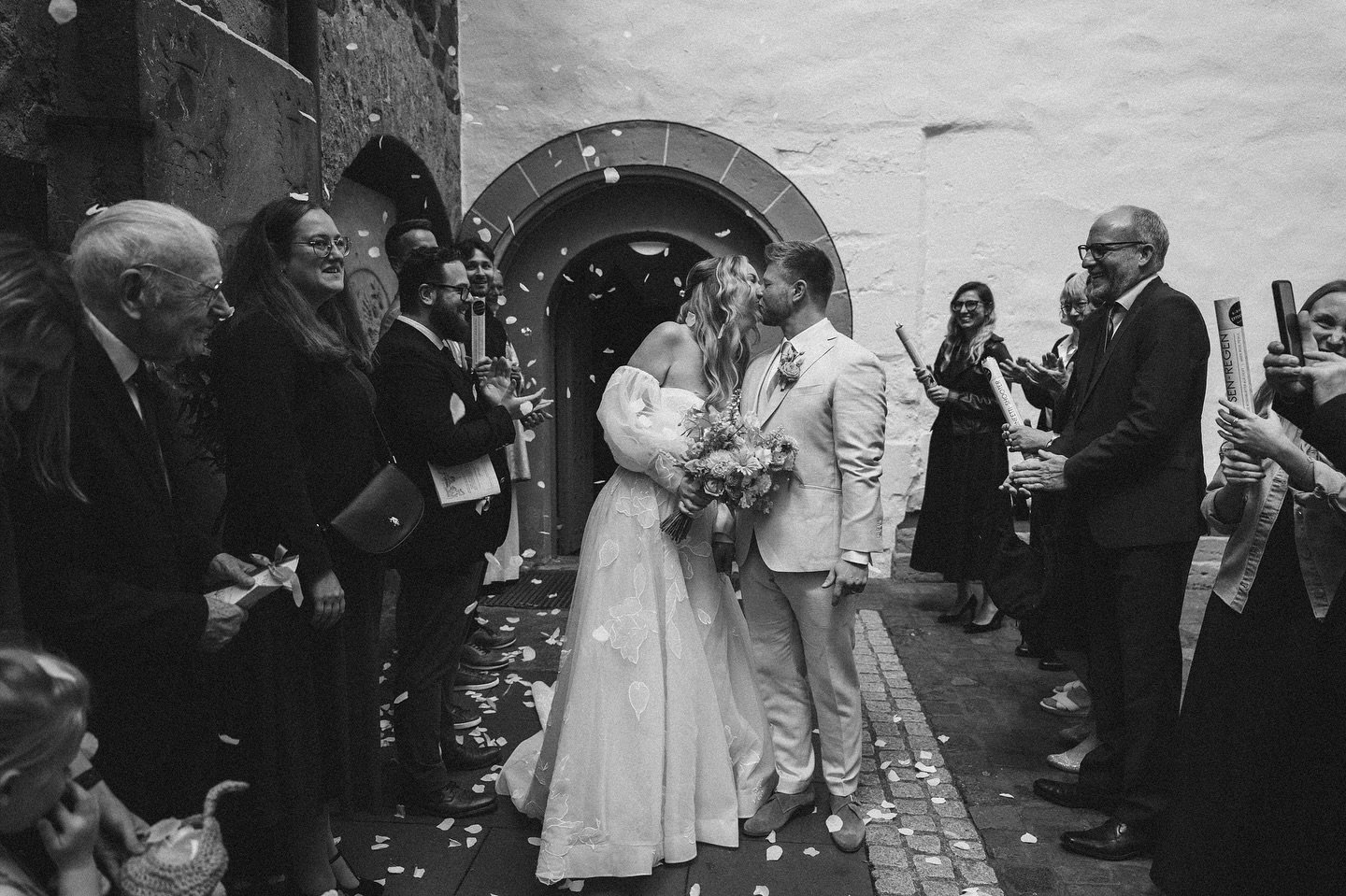 Franzi &amp; Andi 🖤
Direkt zwei Tage mit den beiden Herzchen. Ganz viel Selbstgemachtes, viel Liebe zum Detail und eine wunderbare Feier mit tollen Menschen in einem Bildhauer-Atelier. Vielen lieben Dank, dass ich dabei sein durfte. 

#lookslikefilm