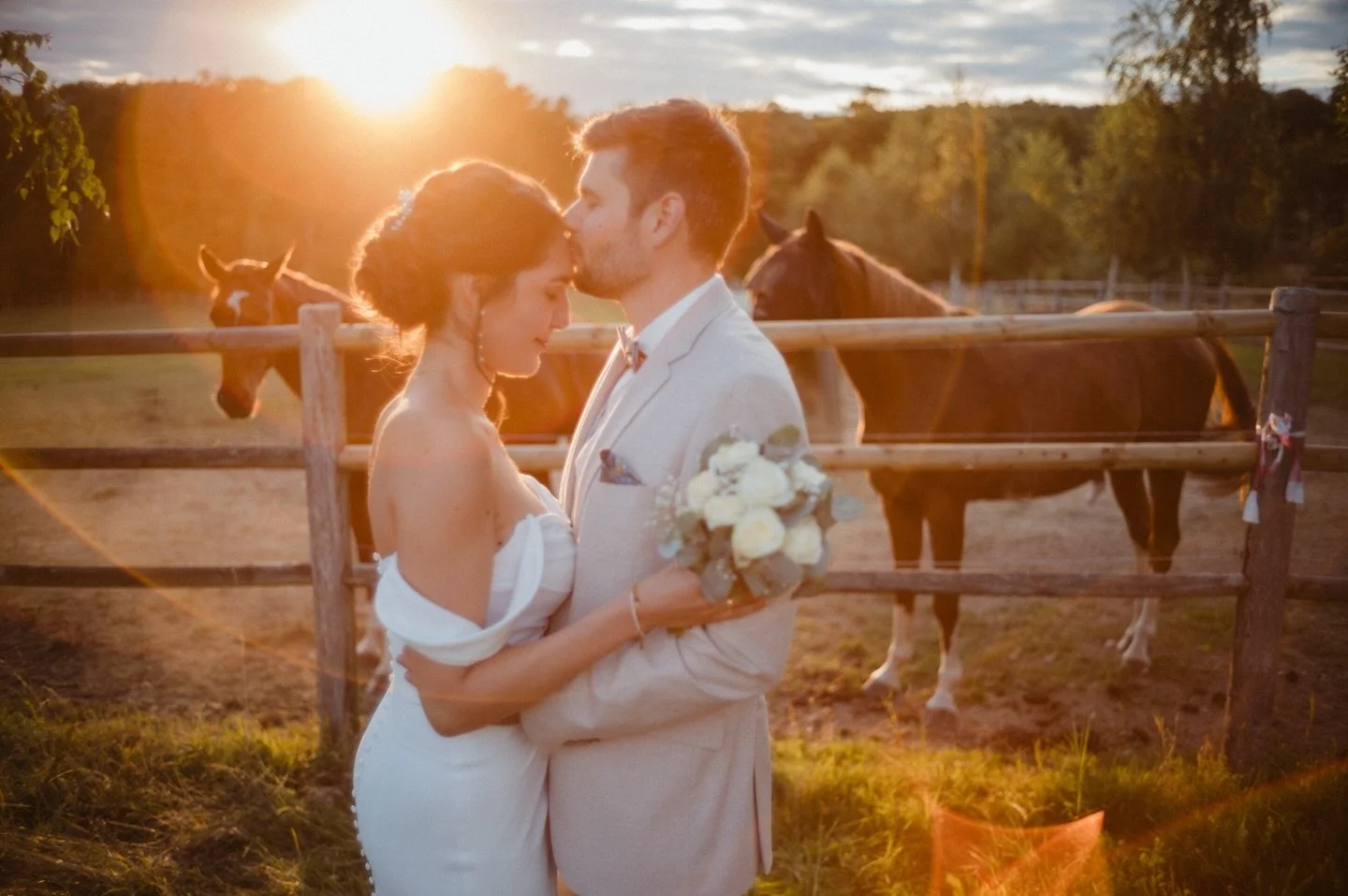 Wenn man auf einem Pferdehof aufgewachsen ist und dort seine Hochzeit feiert, braucht es nat&uuml;rlich auch ein paar Fotos mit den Vierbeinern. 
So ein wunderbarer Tag mit Angie und Simon 🖤🐴

#lookslikefilmwedding  #horsesofinstagram #realweddings