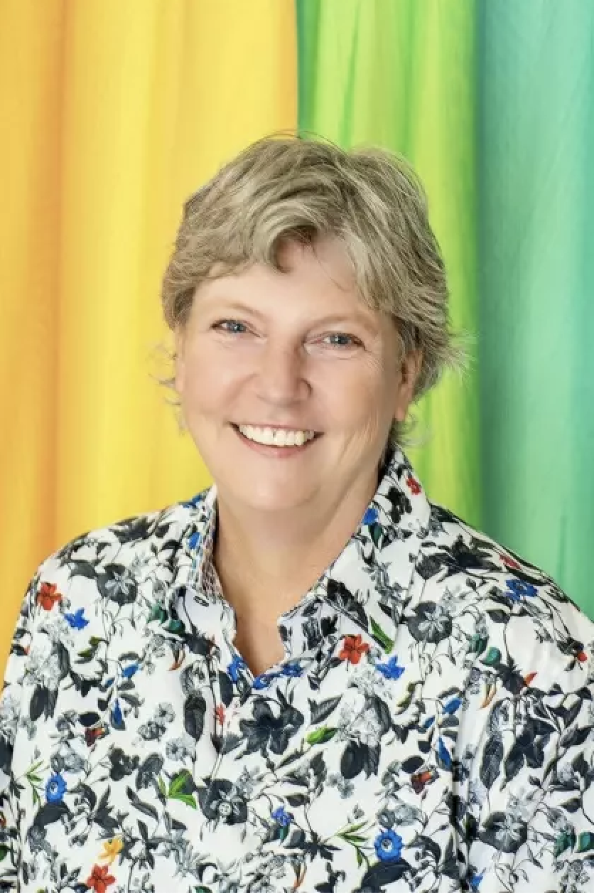 A headshot of Barb Farrar.