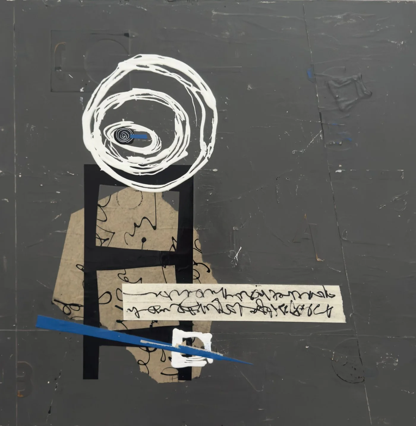 Peinture abstraite contemporaine en techniques mixtes sur panneau de bois, spirale blanche centrale et superpositions graphiques sur surface grise, par Josée Larocque.