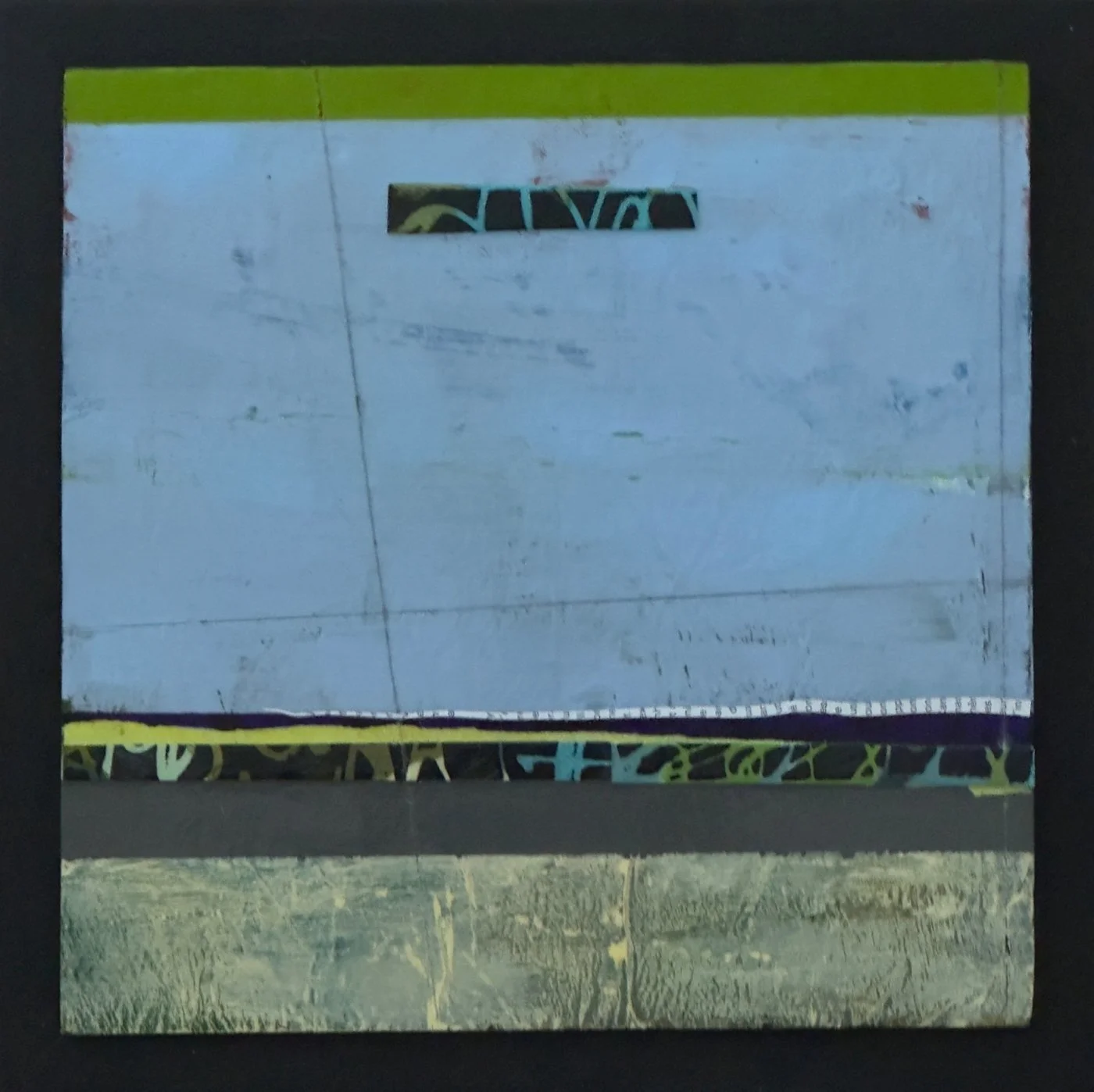 Peinture abstraite contemporaine de Josée Larocque aux tons gris pâle, vert, noir et ocre, intégrant collage, lignes et textures superposées.