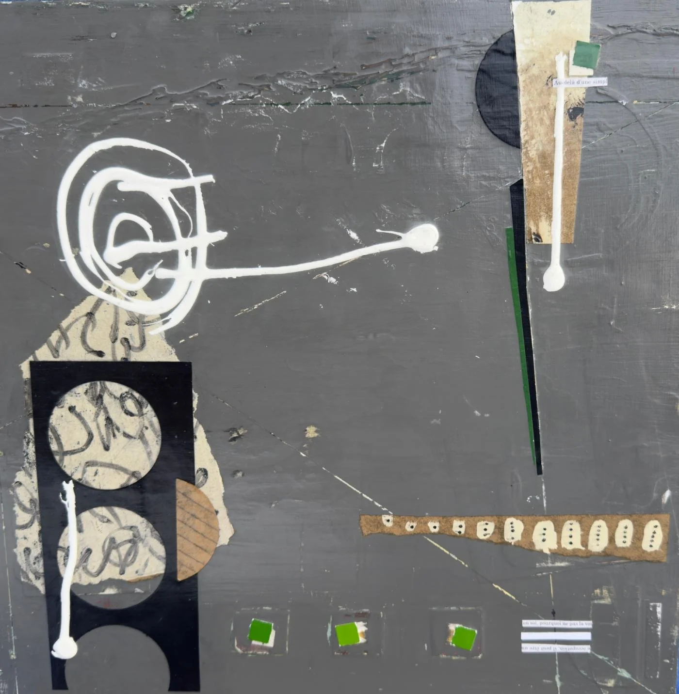 Peinture abstraite contemporaine en techniques mixtes sur panneau de bois, spirale blanche et éléments géométriques sur fond gris texturé, par l’artiste québécoise Josée Larocque.