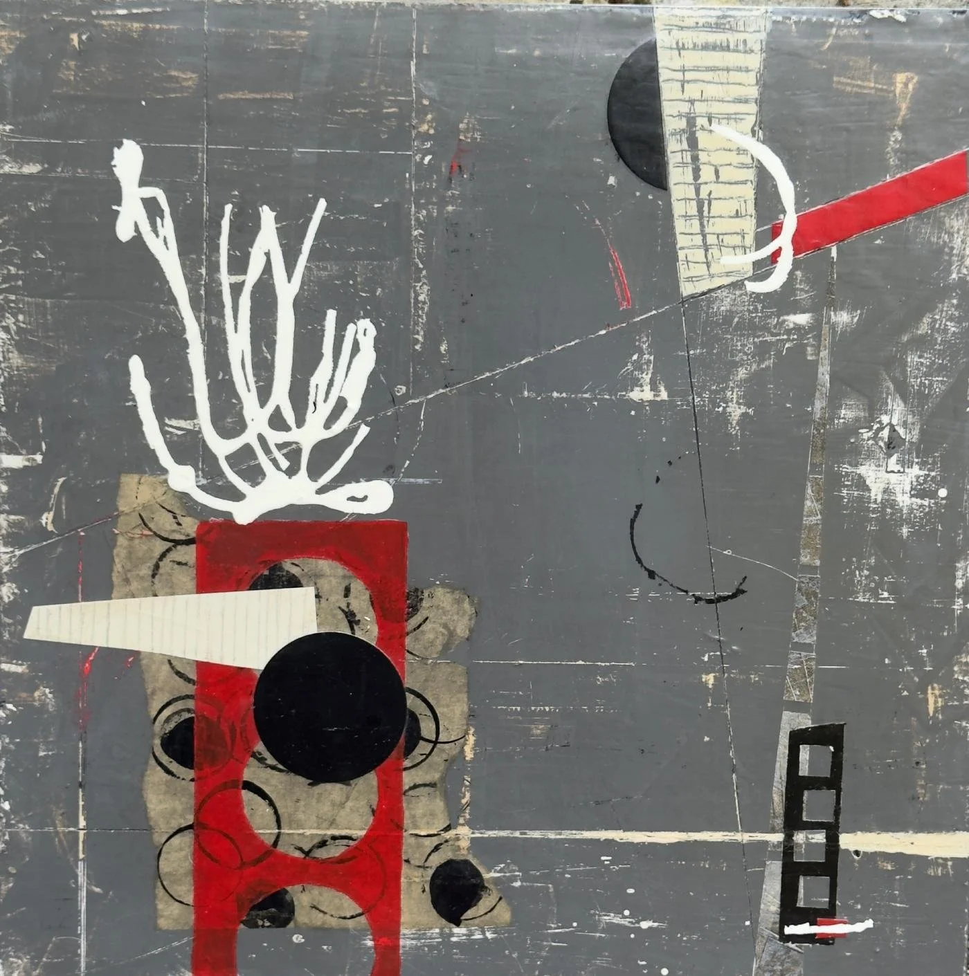 Peinture abstraite contemporaine en techniques mixtes sur panneau de bois, gestes blancs dynamiques et accent rouge structurant la composition, par l’artiste québécoise Josée Larocque.