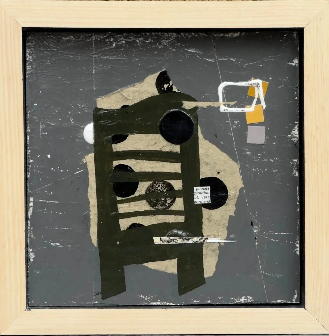 Peinture abstraite contemporaine en techniques mixtes sur panneau de bois avec forme sombre centrale, cercles noirs et fragments de collage sur fond gris texturé.