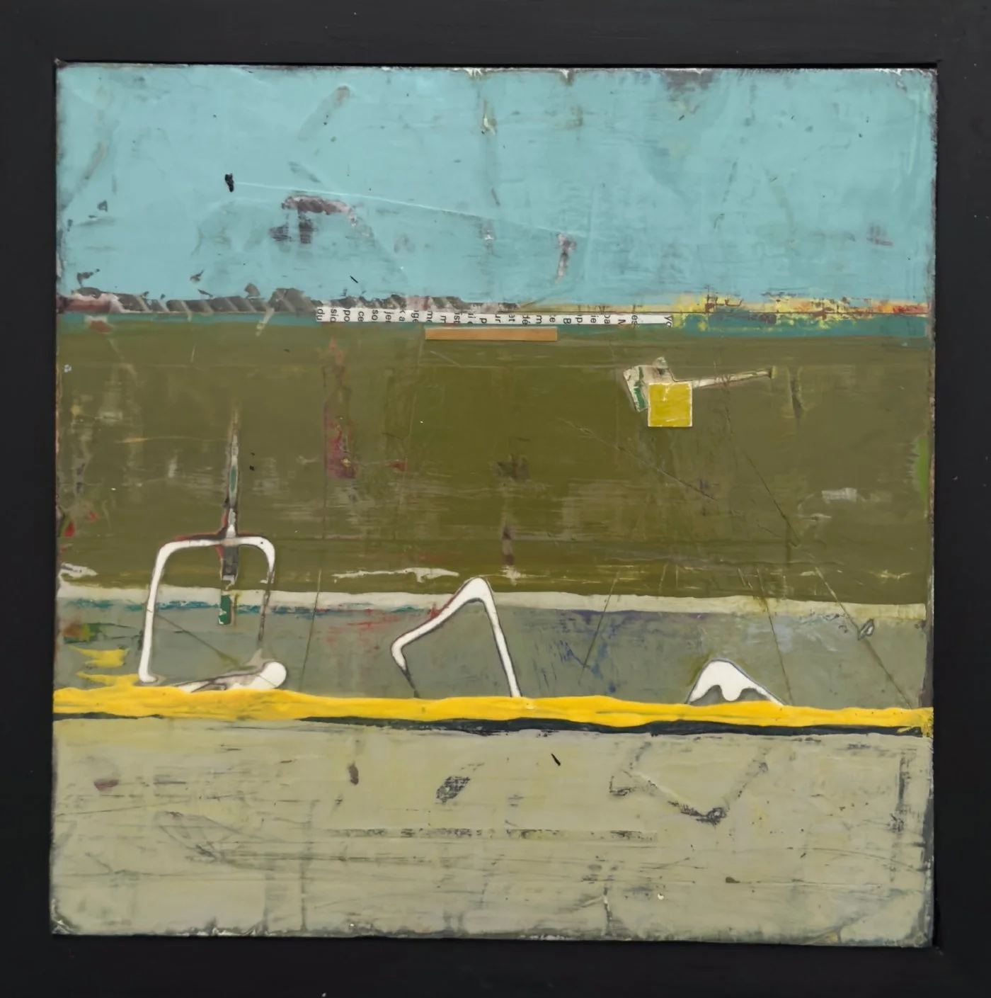 Peinture abstraite contemporaine aux strates horizontales et traces effacées évoquant les vestiges de la mémoire et du temps
