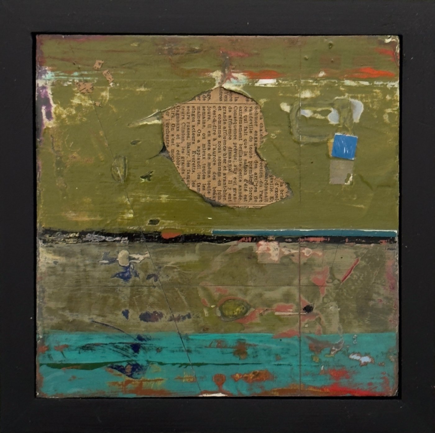 Peinture abstraite contemporaine aux couches superposées et traces de collage évoquant une empreinte du temps dans la matière