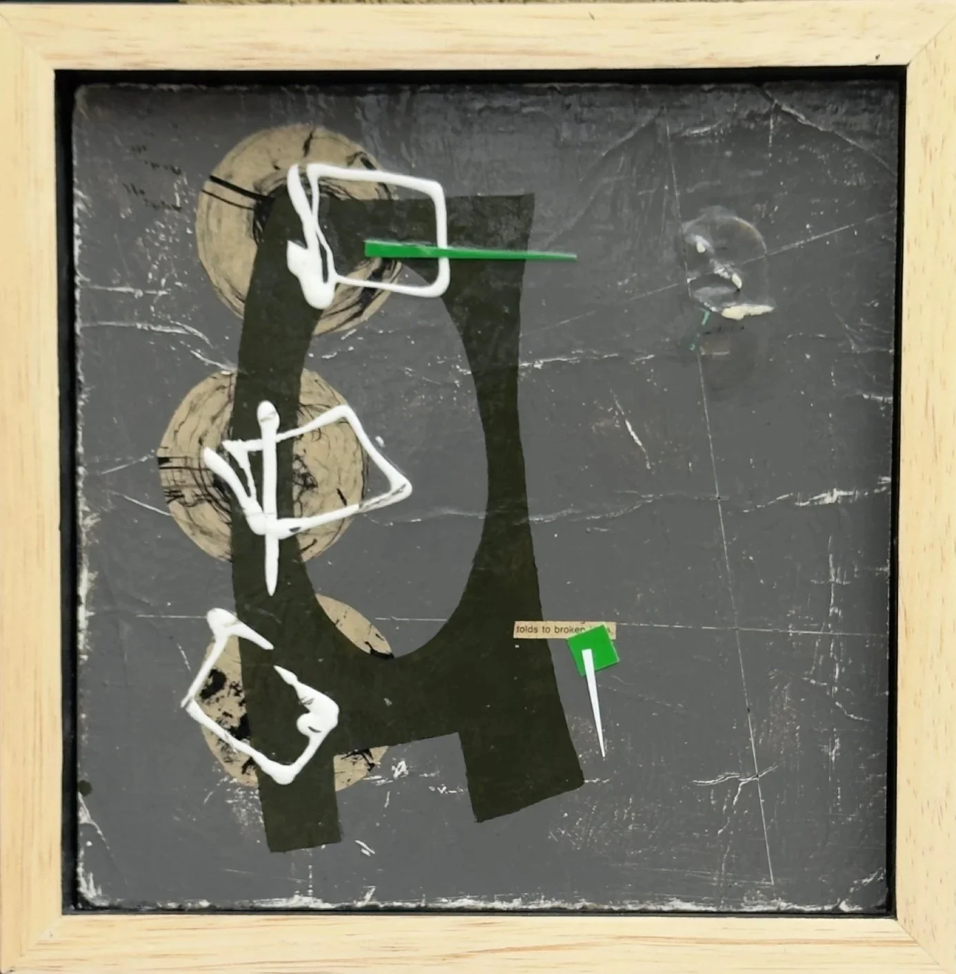 Peinture abstraite contemporaine en techniques mixtes sur panneau de bois avec forme sombre centrale, carrés blancs sur cercles beiges avec fragments de collages verts sur fond gris texturé.