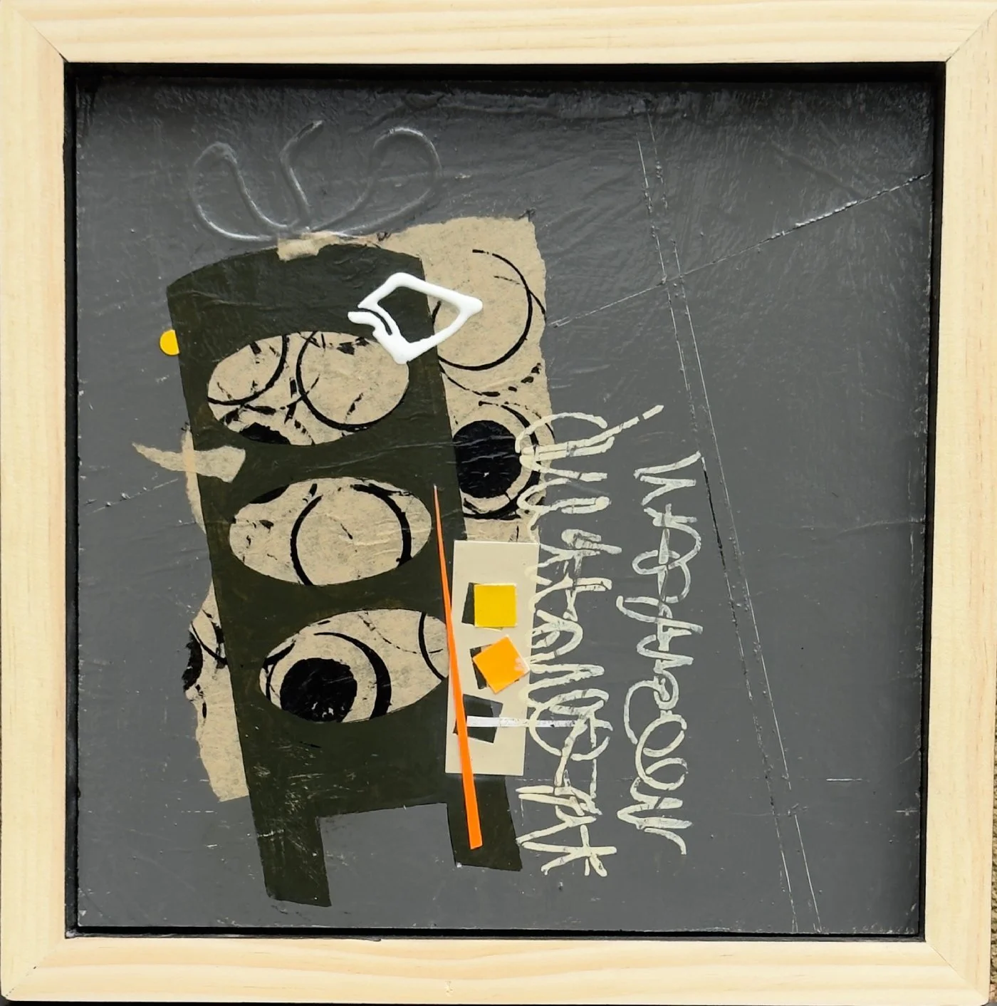 Peinture abstraite contemporaine en techniques mixtes sur panneau de bois avec forme sombre à gauche, cercles noirs et fragments de collages jaunes et oranges sur fond gris texturé.