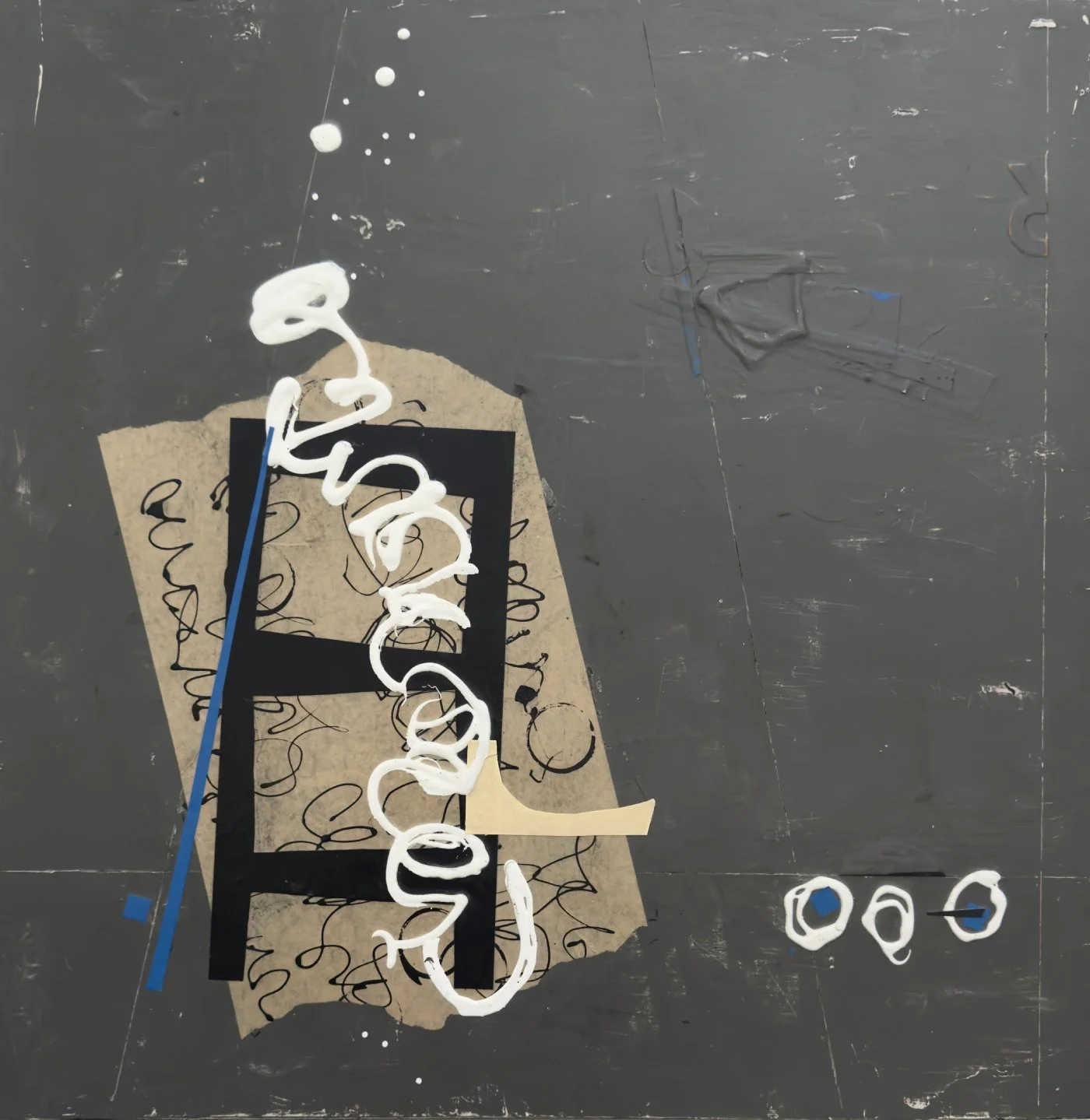 Peinture abstraite contemporaine en techniques mixtes sur panneau de bois, structure noire verticale, fragments écrits et ligne bleue diagonale, par l’artiste québécoise Josée Larocque.