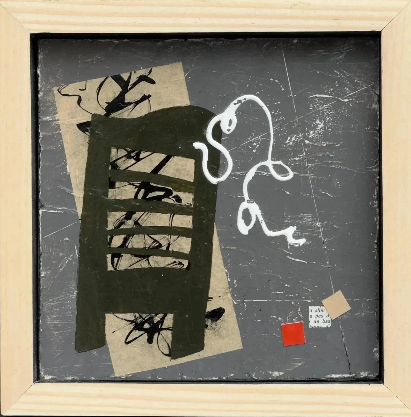 Peinture abstraite contemporaine en techniques mixtes sur panneau de bois avec forme sombre centrale, geste blanc et fragments de collage sur fond gris texturé par l'artiste Josée Larocque