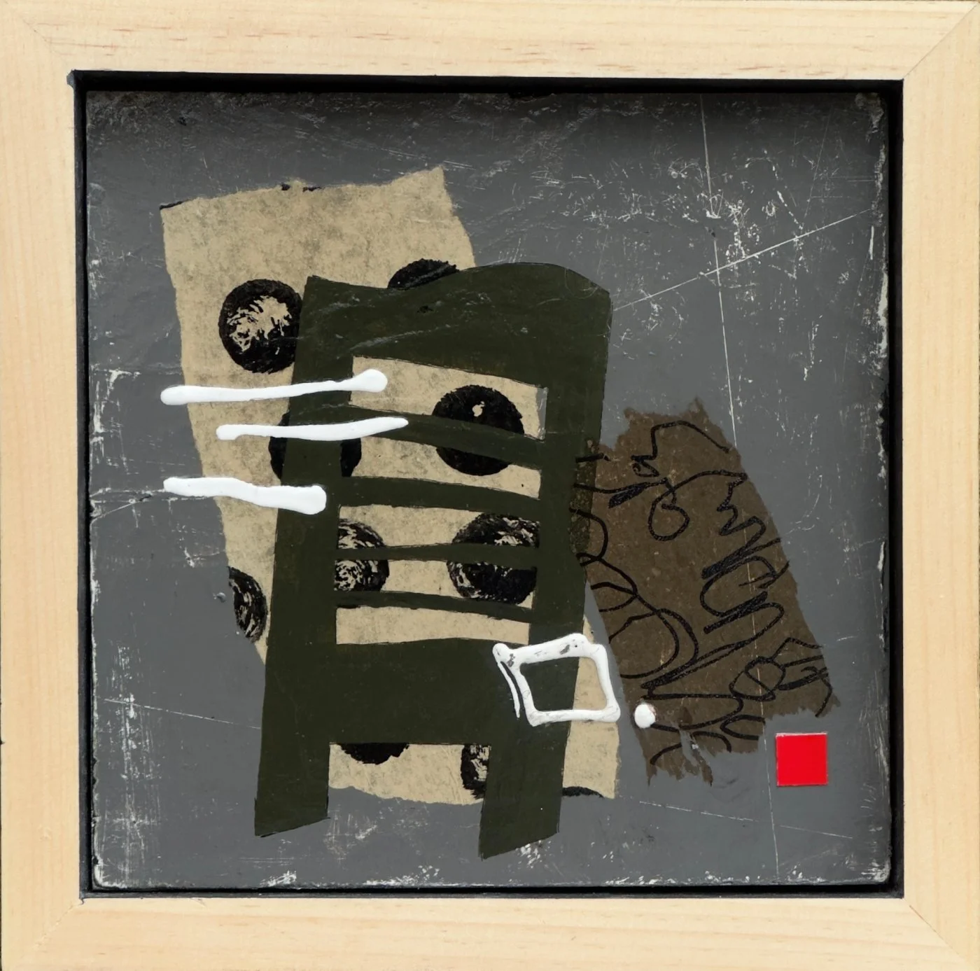 Peinture abstraite contemporaine en techniques mixtes sur panneau de bois avec forme sombre centrale, cercles noirs et fragments de collage sur fond gris texturé par jlarocque atelier