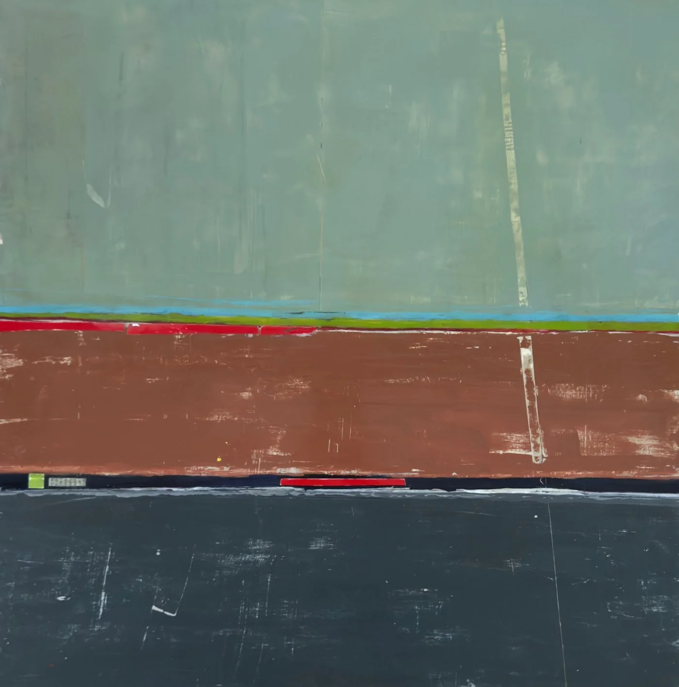 Peinture abstraite contemporaine de Josée Larocque composée de champs vert sauge, brun chaud et gris anthracite traversés de lignes colorées discrètes.